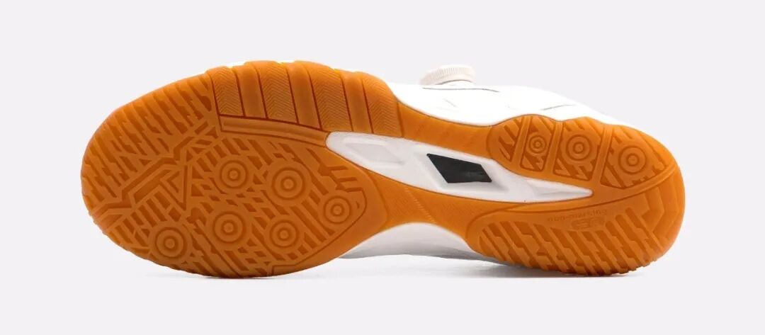 Outsole of Decathlon 560 BOA shoe showing suction-cup tread pattern for grip