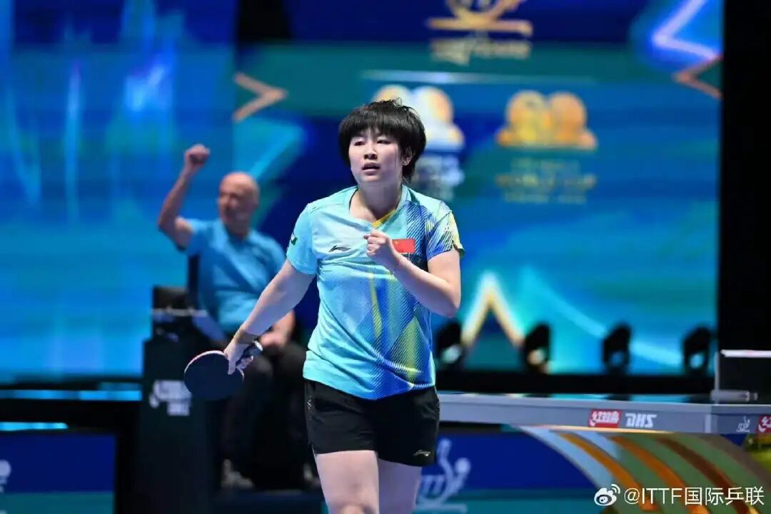 Qin Yuxuan in attacking stance after eliminating Hayata Hina 3-1 at the Macao World Cup