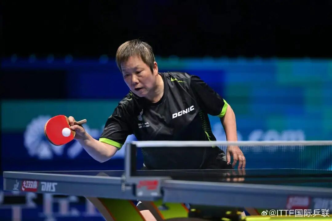 Li Chunli, 64-year-old veteran playing penhold style at the Macao World Cup