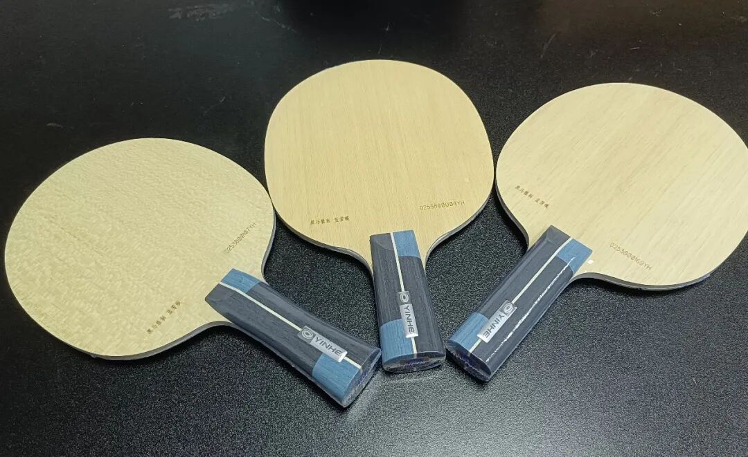 A table tennis blade with a Butterfly Tenergy 80 rubber package placed beside it