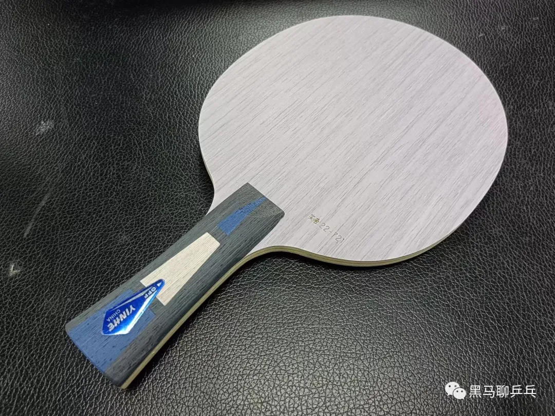 Galaxy U2 7-ply all-wood table tennis blade showing wood grain layers