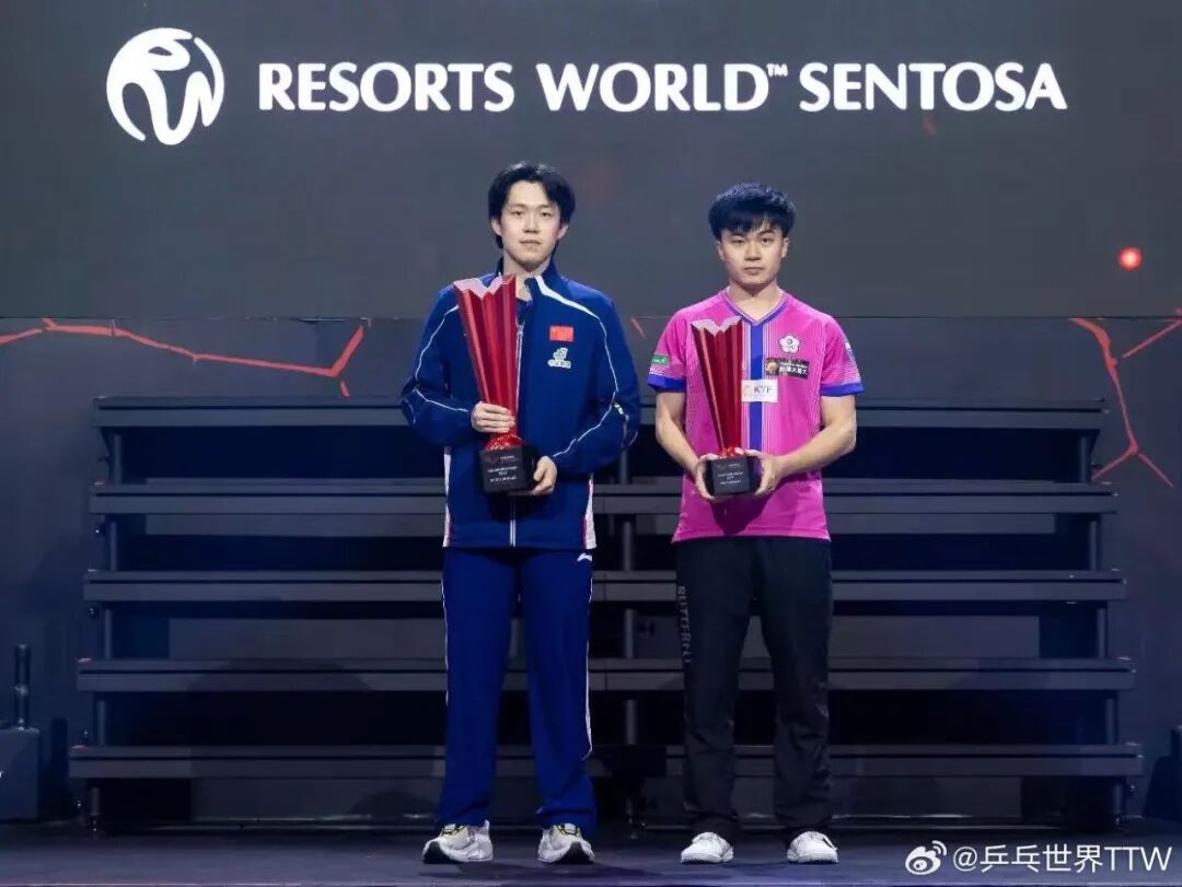 Wang Chuqin lifting the Singapore Smash trophy with Q968 blade setup