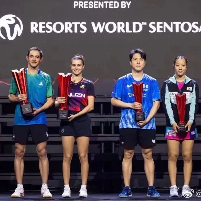 Wang Chuqin and Lin Yun-ju on the Singapore Smash podium at Resorts World Sentosa