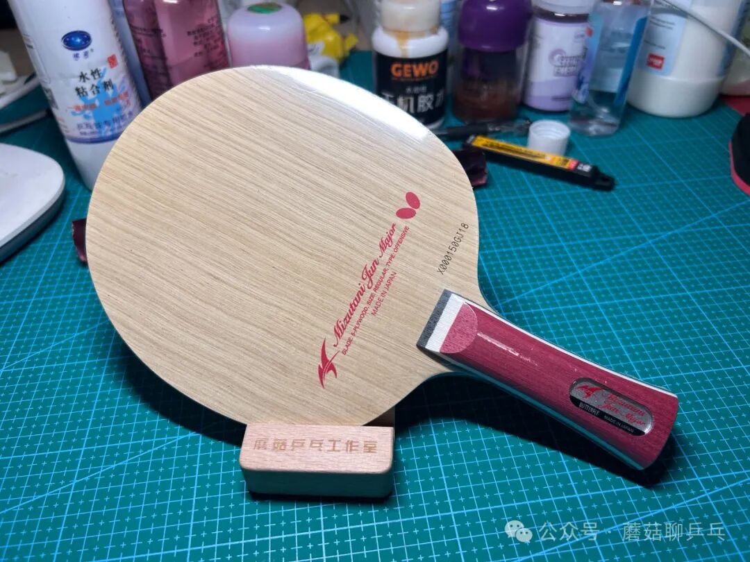 Butterfly Mizutani Jun Major all-wood blade showing limewood face and red handle