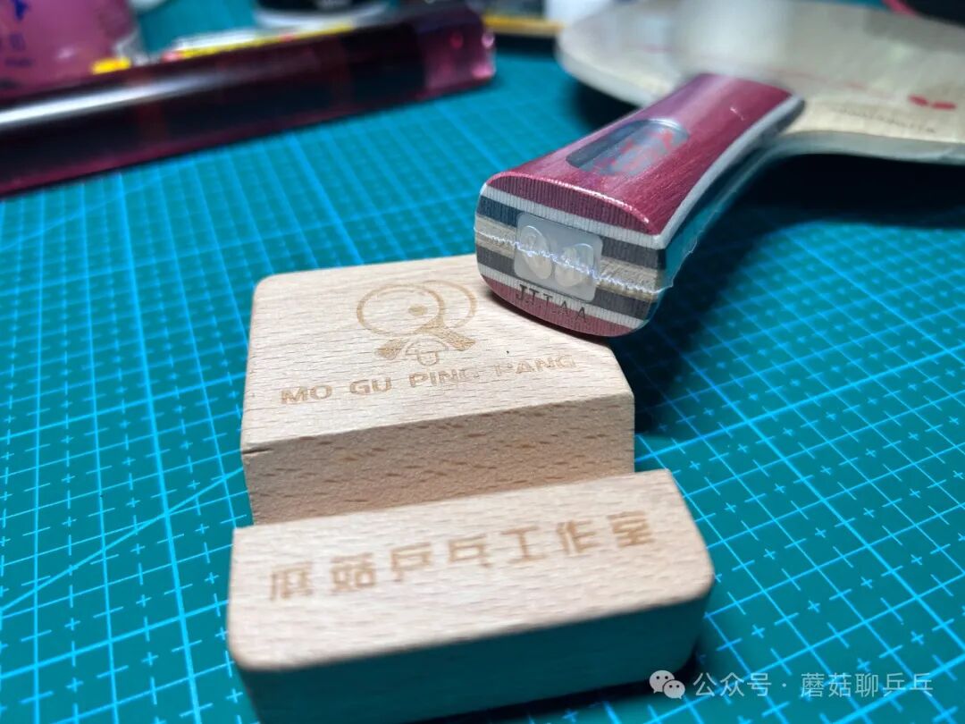 Mizutani Jun Major blade blade head close-up showing limewood grain texture
