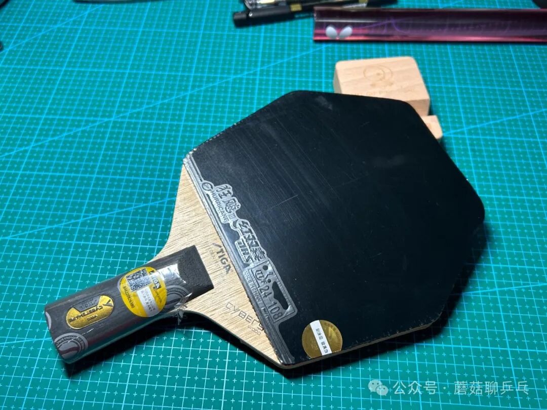 Close-up of STIGA Cybershape Wood blade edge showing layered wood construction