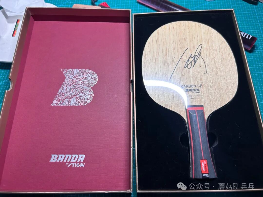 Fang Bo signed Banda Carbon SF blade laid on its open red-lined box showing autograph on the face