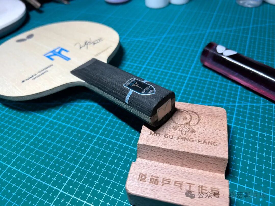 Overall display of the complete hybrid blade from handle to tip