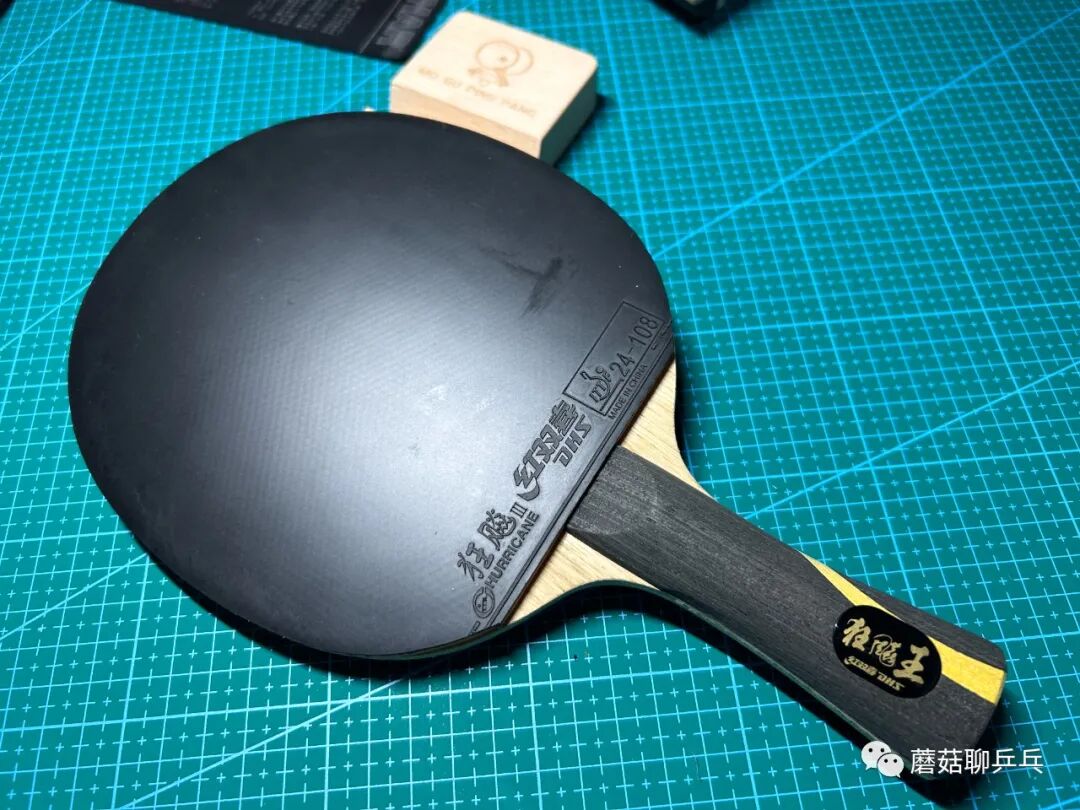 DHS Hurricane Sa blade comparison showing thicker core versus Wang Chuqin model