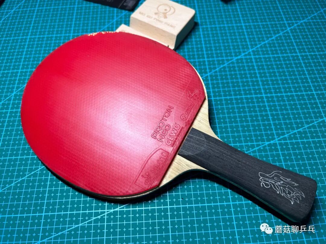 Reviewer performing close-table loop test with Hurricane Wang Chuqin blade