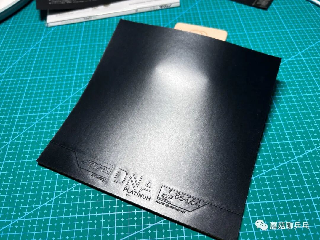 Stiga DNA Platinum H rubber weight on digital scale showing 66–67g