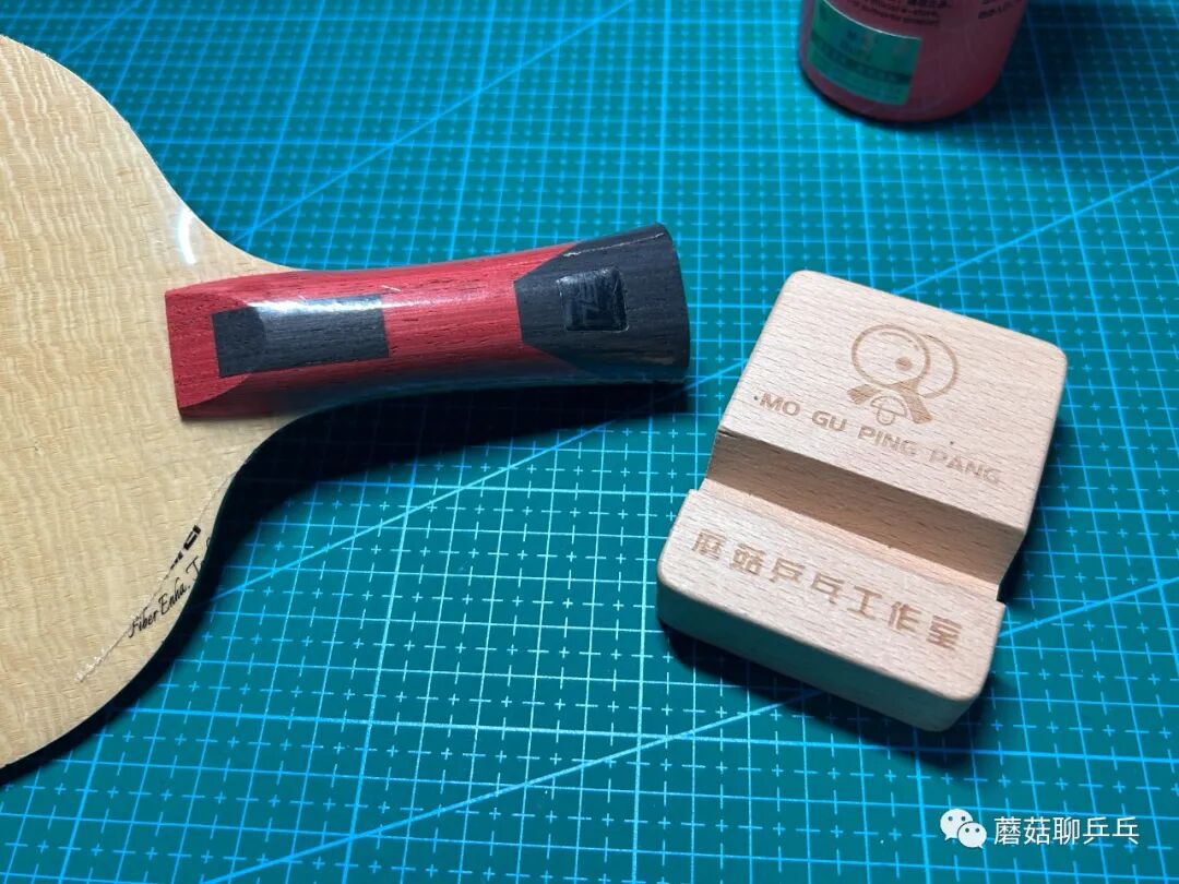 Sanwei 75.1 red fiber blade edge view showing red fiber outer layer construction