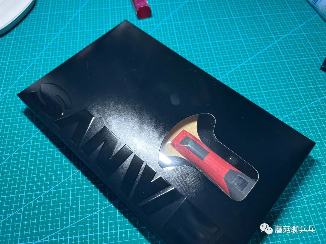 Sanwei 75.1 red fiber blade red handle close-up showing grip and branding