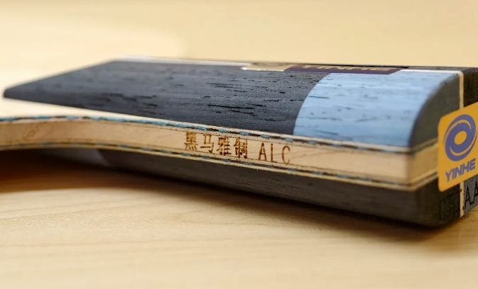 Japanese-style and Chinese-style penhold blades compared side by side