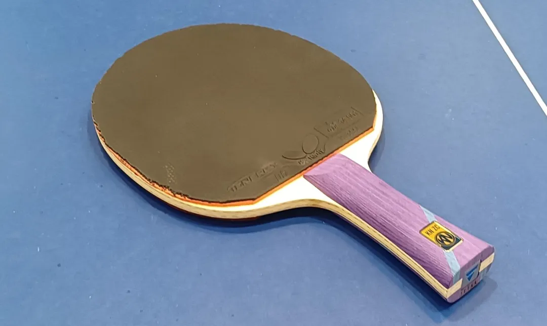Blade thickness comparison showing thin versus thick table tennis blade profiles