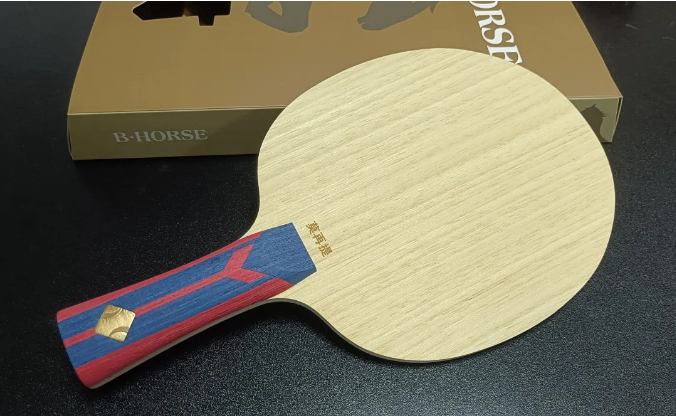 Mozaiti blade handle showing MZT logo design with red and gold inlay pattern