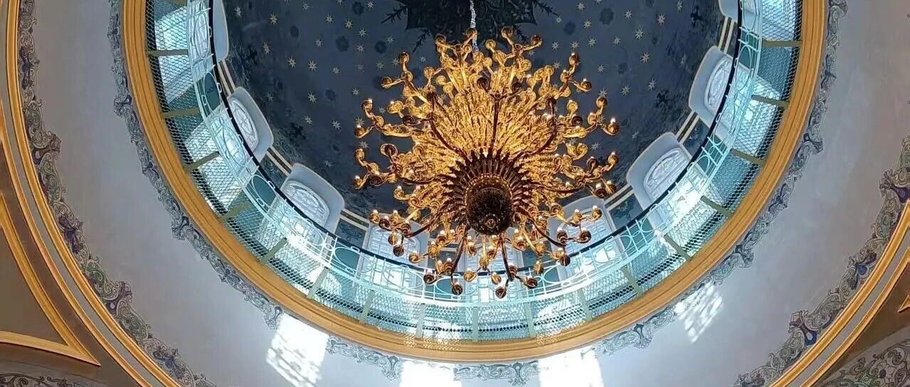 Ornate chandelier in the ExCeL London arena rotunda, venue for the 2025 World Table Tennis Championships