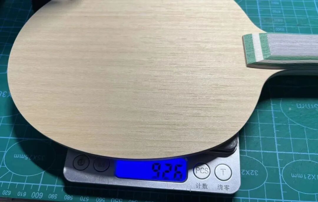 Stiga Luma Mixed Carbon blade on scale showing 92.6g weight measurement