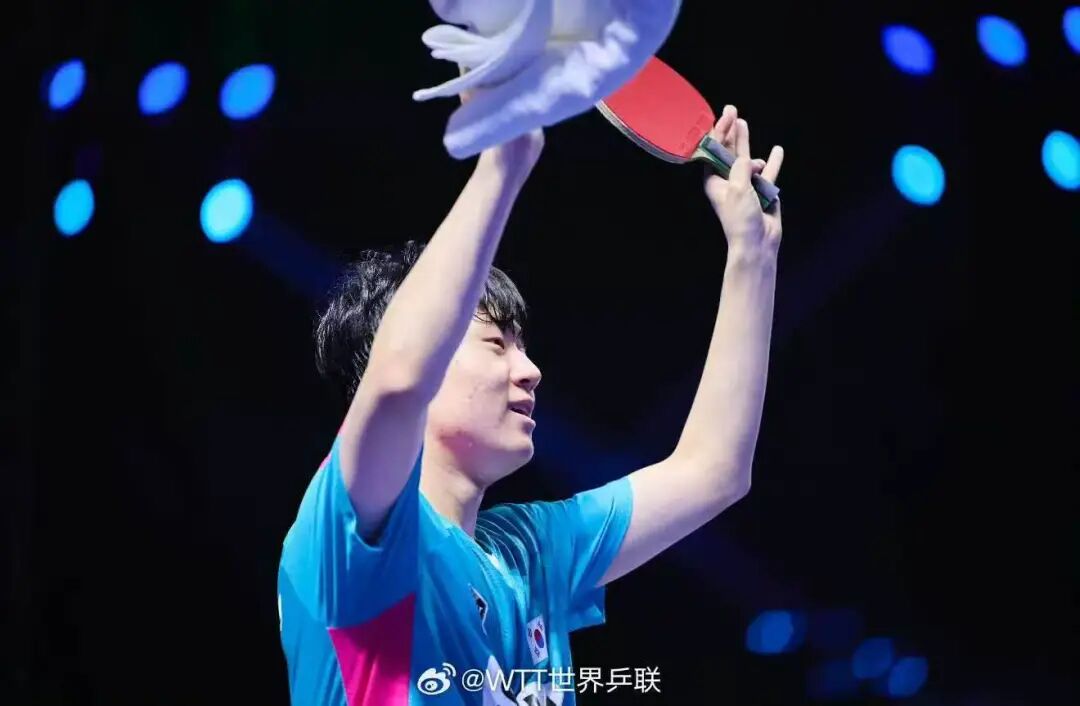 Oh Junseong celebrates with paddle raised after a win at the WTT event