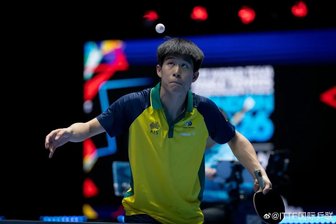 Lin Shidong competing in men's singles at World Team Championships against Australia